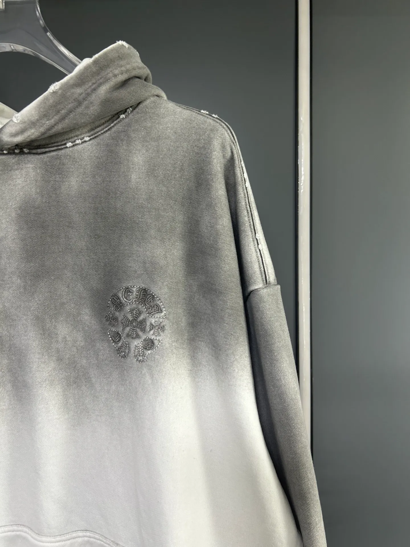 P310 𝗖𝗵𝗿𝗼𝗺𝗲 𝗛𝗲𝗮𝗿𝘁𝘀/Cro Heart 2025 Cross Patch Embroidery Summer New Original Single Counter American Acid Washed Distressed Laser Burnt Patch Embroidery Couple Casual Hooded Sweatshirt 👑The highest version! Customized fabric 440g tripe terry fabric! American acid-washed and distressed original fabric laser burnt ✟appliqué embroidery and exquisite embroidery of letters! The best-selling model at the counter. It is very comfortable to wear. It is low-key yet luxurious. It is very classy when worn. The large size and tailoring are needless to say. The upper body is exquisite and vivid. 👍High-end first-class materials. A truly palace-level product. The cotton from Turkey is of outstanding quality. After heavy washing, the clothes are very soft! Not picky, the upper body is absolutely stylish and extremely luxurious. Auxiliary materials: The original model has been authenticated and labeled ➕100% silk washed with water label. Genuine purchase-grade original hangtag➕matching hanging rope➕3D hanging beads➕original packaging bag. Craftsmanship: The original version has consistent wiring! The highest version of the armhole matching technique! Countless times of pattern making to 100% restore the original appearance! The correct version is the same for men and women, super eye-catching, super good-looking, and super atmospheric! Color: black, white and gray Size, XS S M L